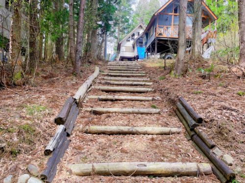 道路から別荘への階段