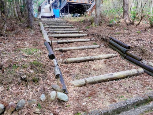 道路から別荘への階段